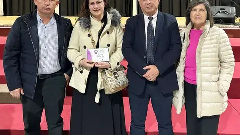 El alcalde de Aldea del Rey, C&aacute;ndido Barba, y la concejal de Igualdad, Josefa Ala&ntilde;&oacute;n Utrilla, acompa&ntilde;ando a la galardonada Anabel Hern&aacute;ndez