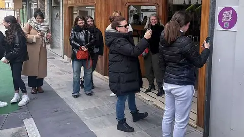 J&oacute;venes del instituto 'Alonso Quijano' se han descargado esta misma ma&ntilde;ana la gu&iacute;a con sus m&oacute;viles gracias al QR