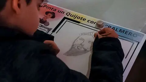 Un participante trazando la figura de uno de los quijotes propuestos