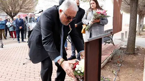 El representante rabanero de la AVT, depositando uno de los ramos de flores