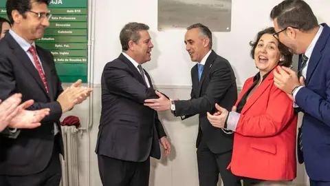 Garc&iacute;a-Page estrecha la mano a Miguel &Aacute;ngel Ruiz