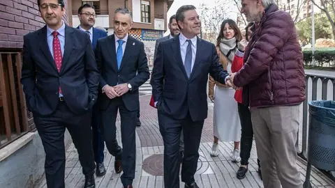 Garc&iacute;a-Page, con las obras del Paseo al fondo