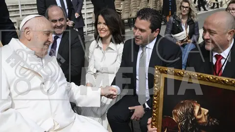 El Papa Francisco da la mano a David Triguero