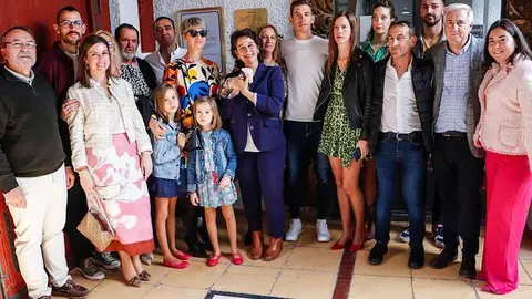 Posado de autoridades, familiares y amistades en el porche de acceso a la pinacoteca