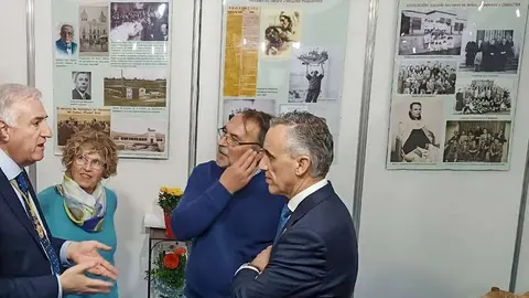 De la Fuente, segundo por la derecha durante la visita de los alcaldes de Almod&oacute;var y Puertollano, en el stand de Amigos de la Historia con paneles de la exposici&oacute;n ya planificada