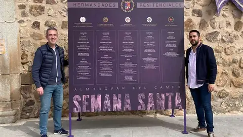El p&aacute;rroco Juan Carlos Torres y el edil Roberto Donoso, junto al flamante panel