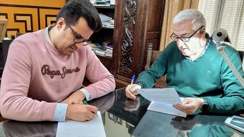 Jaime Rosa y Jos&eacute; Lozano, rubricando hoy el convenio