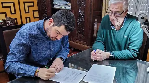 Presidente del colectivo y alcalde, en el acto de la firma del convenio renovado