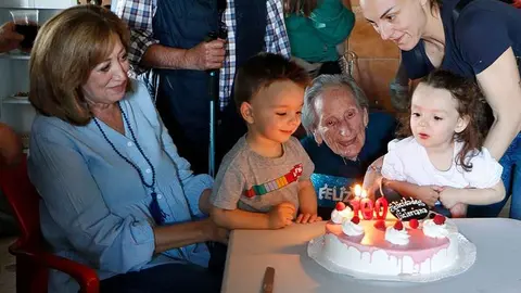 Soplando las velas de la tarta