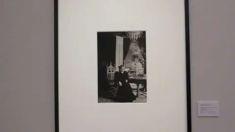 Emilia Pardo Baz&aacute;n (1851-1921) en su palacete de la calle de La Princesa. Madrid, hacia 1915