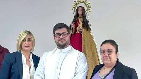 La patrona de La Bienvenida, junto a las autoridades