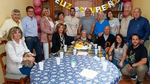 Posando con la nueva centenaria de Almod&oacute;var del Campo