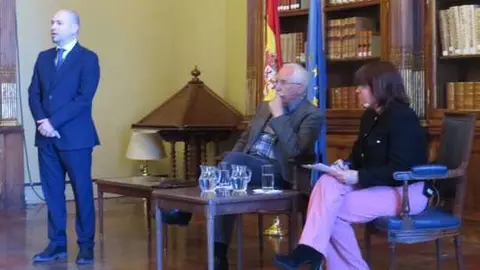 &Oacute;scar Arroyo, director de la Biblioteca Nacional de Espa&ntilde;a, Luis Mateo D&iacute;ez y Mar&iacute;a Jos&eacute;  G&aacute;lvez directora general del Libro, del C&oacute;mic y de la Lectura