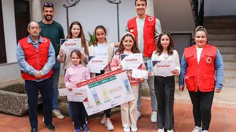 Las premiadas, junto a integrantes de Cruz Roja Juventud y el concejal Miguel L&oacute;pez