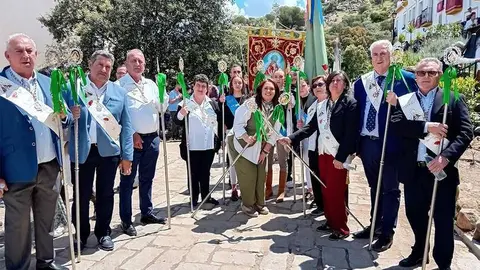 El alcalde, junto a miembros de la Hermandad de la Virgen de la Cabeza, el domingo en And&uacute;jar