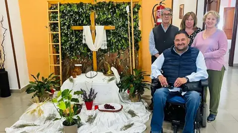 Estampa que presenta la cruz de mayo en el Centro de Mayores