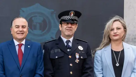 Javier Cabrera, en el centro, durante la ceremonia de esta ma&ntilde;ana en Toledo