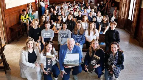 En el sal&oacute;n plenario, con estudiantes austr&iacute;acos, compa&ntilde;eros de acogida y algunas de las familias
