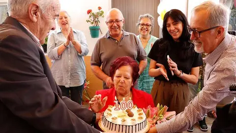 Soplando las velas de la tarta