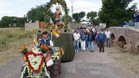 El ic&oacute;nico cruce del santo por el seco cauce del Tirteafuera