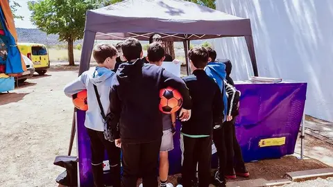 Un grupo de j&oacute;venes, interesados en el Punto Violeta