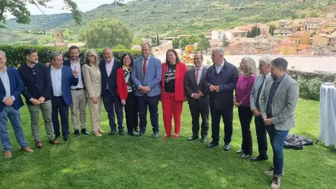 Inauguraci&oacute;n RECAMDER, foto autoridades en jardines F&aacute;brica de Pa&ntilde;os