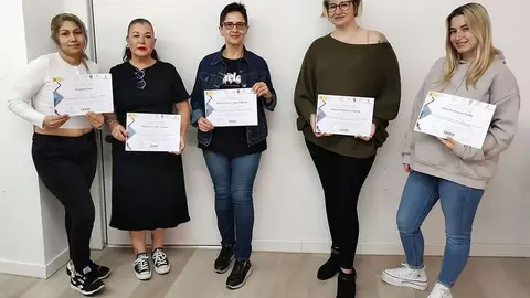 Las alumnas, con el diploma expedido por la entidad formadora