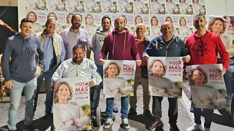 Manuel Jes&uacute;s Valle Ruiz, junto a compa&ntilde;eros y simpatizantes en la tradicional pegada de carteles