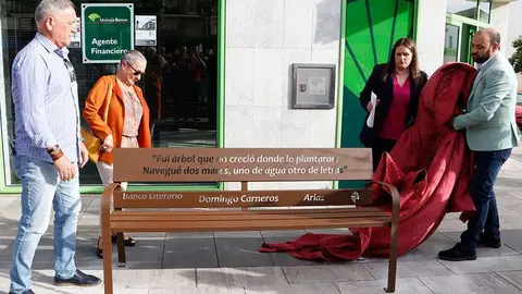 Descubrimiento del Banco Literario en honor a Domingo Carneros Arias