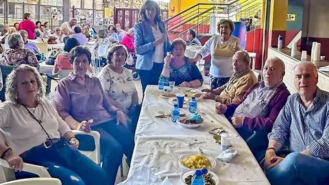 Alcalde y concejala, junto al Consejo de Mayores