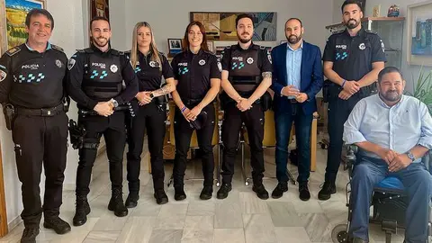 Posado de incorporaciones, junto a agentes y responsable del cuerpo y autoridades municipales en el despacho de Alcald&iacute;a
