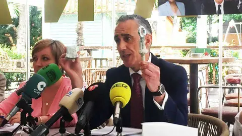 Miguel &Aacute;ngel Ruiz muestra un trozo de revestimiento de fachada y un anclaje ca&iacute;dos a la v&iacute;a p&uacute;blica el verano pasado