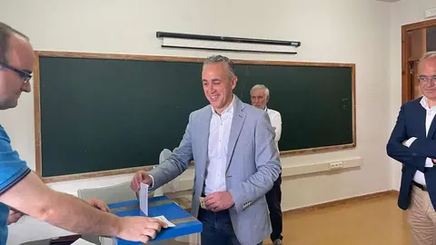 El alcalde de Puertollano, Miguel &Aacute;ngel Ruiz, vota en las elecciones europeas 2024