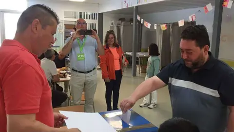El concejal de Vox en el Ayuntamiento de Puertollano, vota en las elecciones europeas 2024