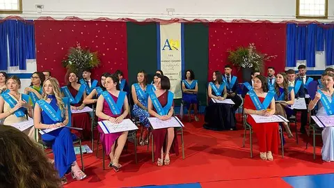 La treintena de j&oacute;venes, con sus bandas de graduaci&oacute;n