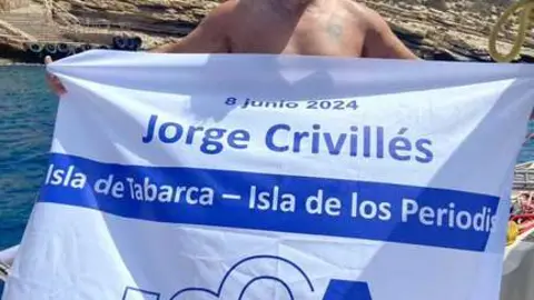 Jorge Crivill&eacute;s con una pancarta