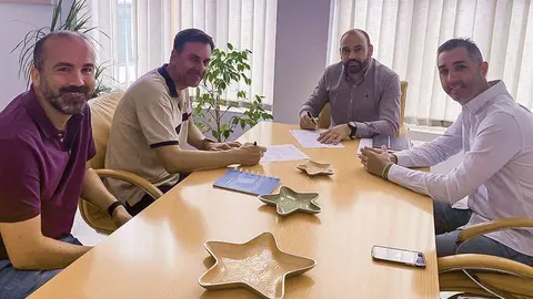 Responsables del Club de Tenis y del Ayuntamiento