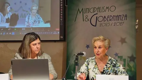 Carmen Quintanilla, junto a la alcaldesa de Conil