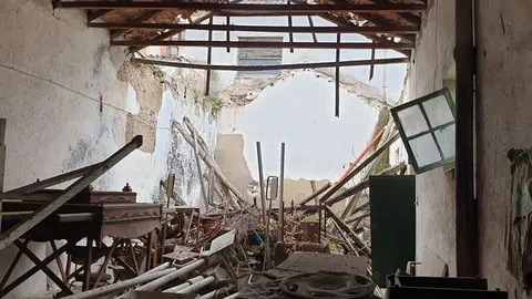 Hundimiento espont&aacute;neo de la techumbre de uno de los edificios auxiliares en el ala derecha del patio posterior