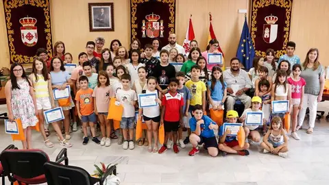 Asistentes a la recepci&oacute;n celebrada ayer tarde en el sal&oacute;n plenario