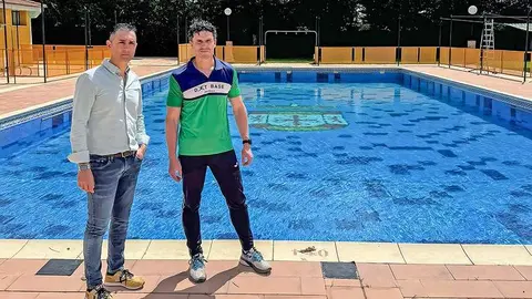 Concejal y encargado, ante el vaso princiipal de las instalaciones
