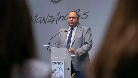 El consejero de Agricultura, Ganader&iacute;a y Desarrollo Rural, Juli&aacute;n Mart&iacute;nez Liz&aacute;n