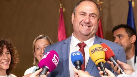 El consejero de Agricultura, Ganader&iacute;a y Desarrollo Rural, Juli&aacute;n Mart&iacute;nez Liz&aacute;n