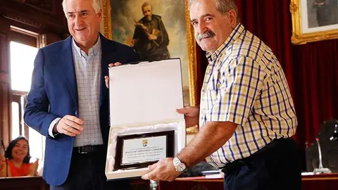 Jes&uacute;s, a la derecha, con la placa que le ha entregado el alcalde