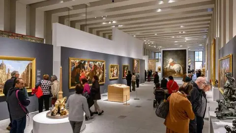 Visitantes recorren la planta -1 de la Galer&iacute;a (Austrias)