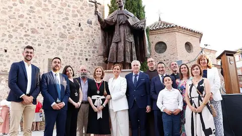 Autoridades civiles y religiosas, presidenta de la Hermandad de los Santos, el escultor y su familia, posan bajo la nueva imagen monumental de san Juan de &Aacute;vila