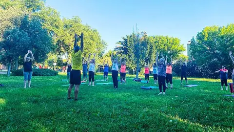 Participantes en la actividad que tiene lugar en el Parque 'Huerta Asaura'