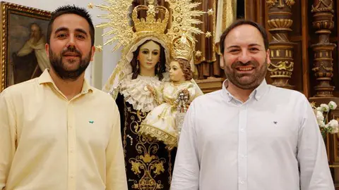 Roberto Garc&iacute;a-Mingull&aacute;n (dcha.), junto a la patrona de Almod&oacute;var del Campo, la Virgen del Carmen, y su edil de Festejos