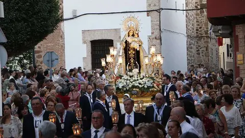 El desfile procesional que parti&oacute; hacia las 21,21 de anoche result&oacute; multitudinario