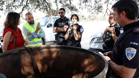 El regidor y la delegada, conversando con efectivos de la Polic&iacute;a Local